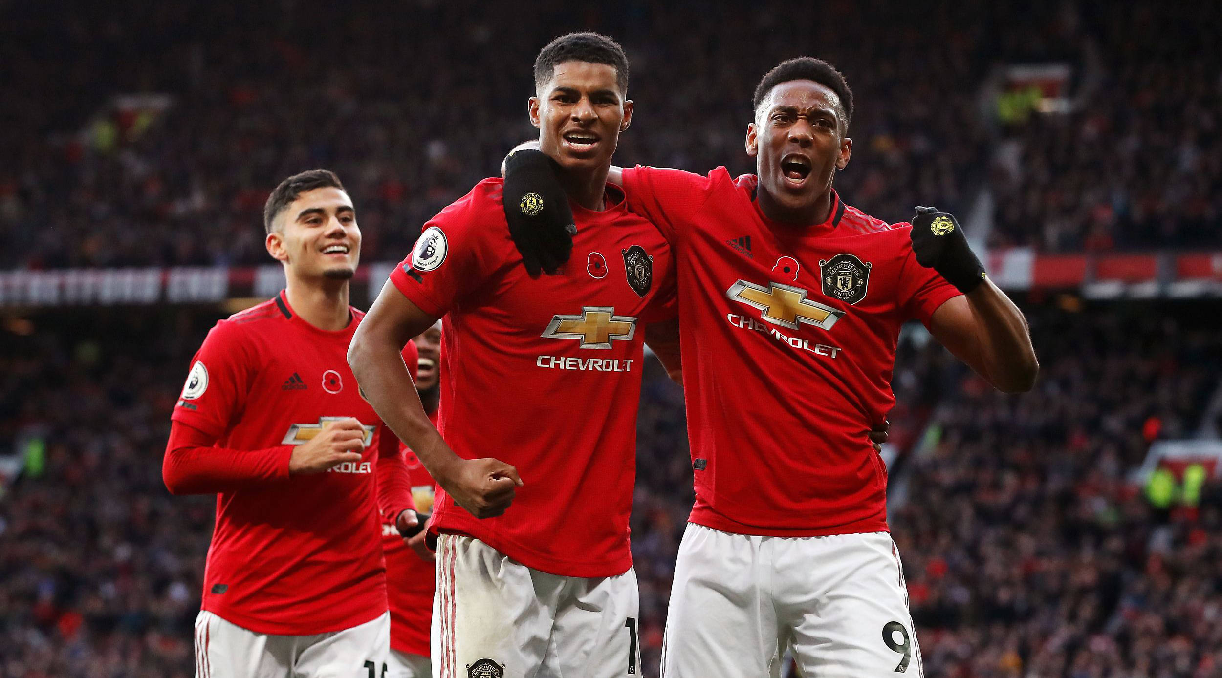 aoa体育活动-曼联遭遇防线危机，球队需加强磨合