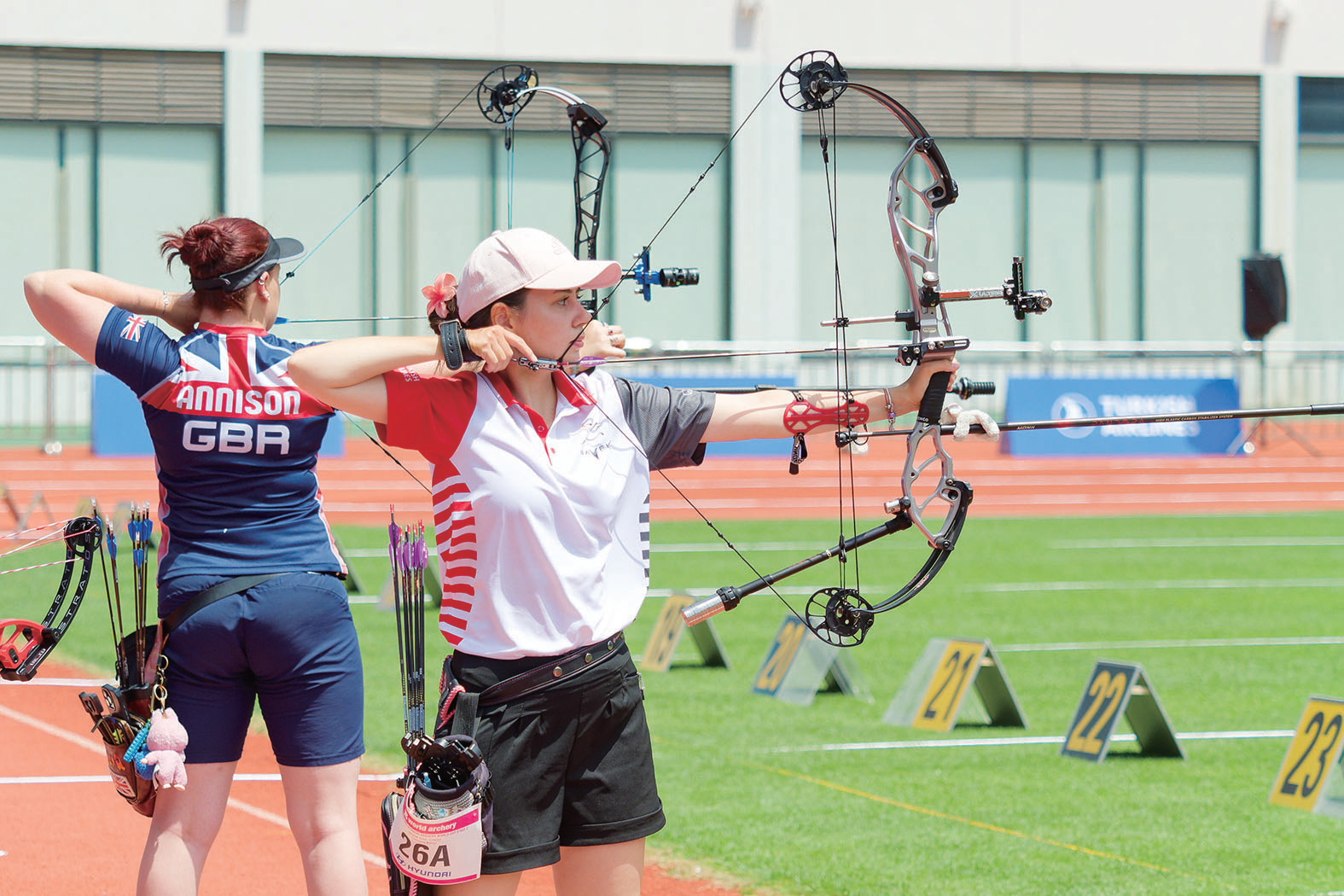 射箭比赛中选手精准发挥收获奖牌 射箭比赛中选手精准发挥收获奖牌