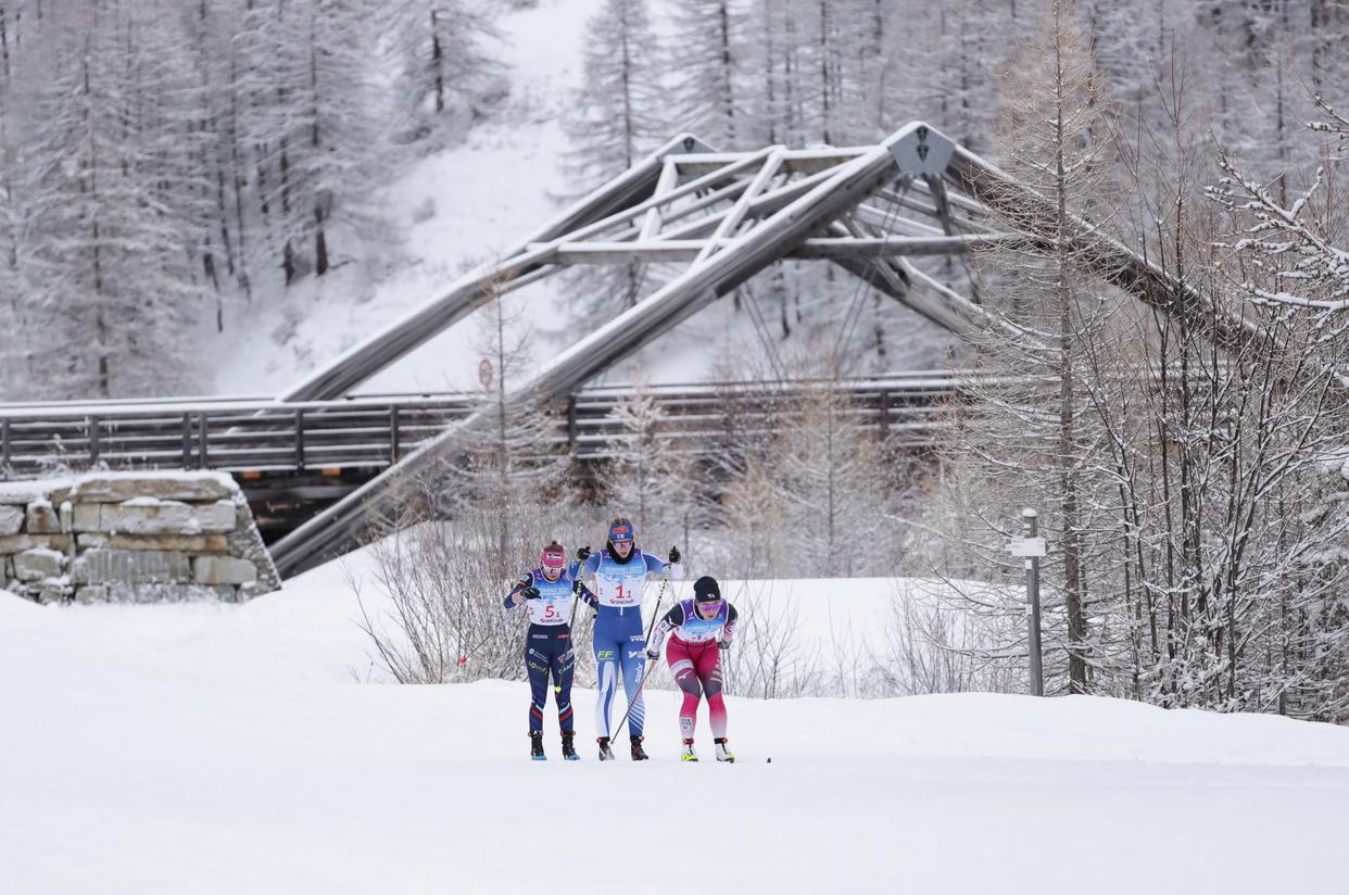 芬兰代表团在举重比赛中夺得亚军 芬兰代表团在举重比赛中夺得亚军