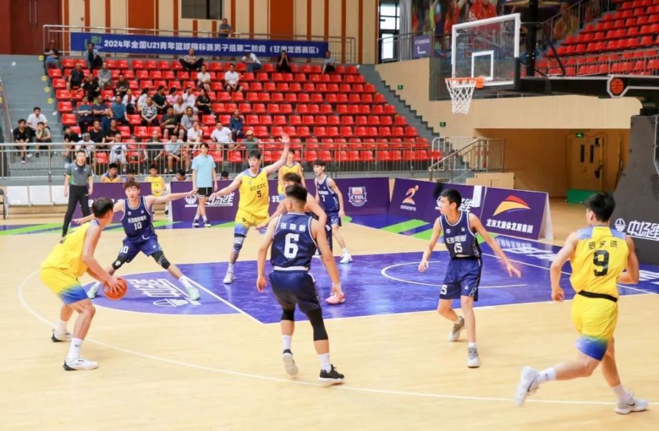 aoa体育直播-观赏篮球赛的精彩瞬间，球迷欢呼不已