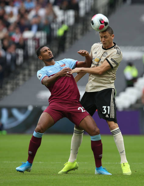 aoa体育教练-曼联主场战平西汉姆联，英超战绩平平升降不定