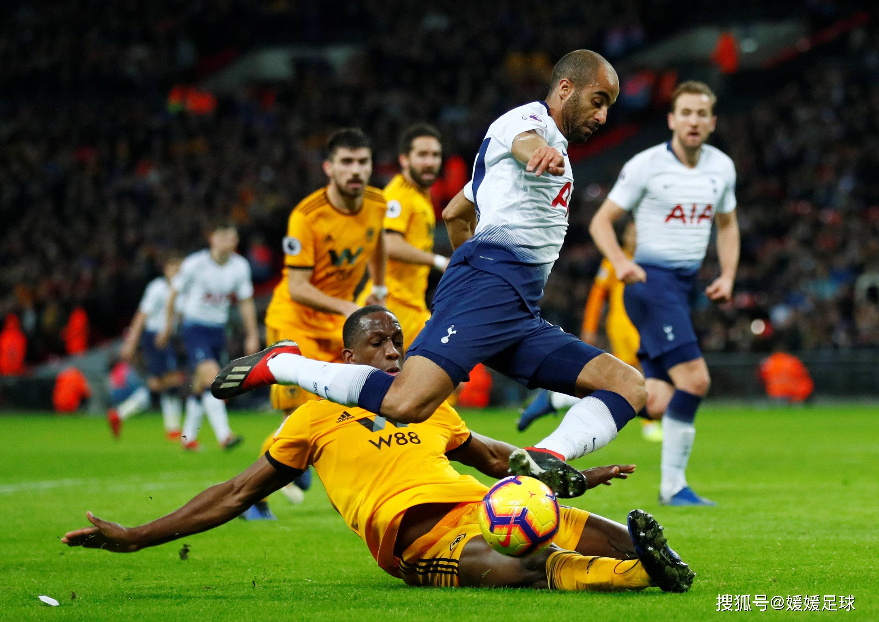 aoa体育新闻-足球比赛场上的技艺与感情并存