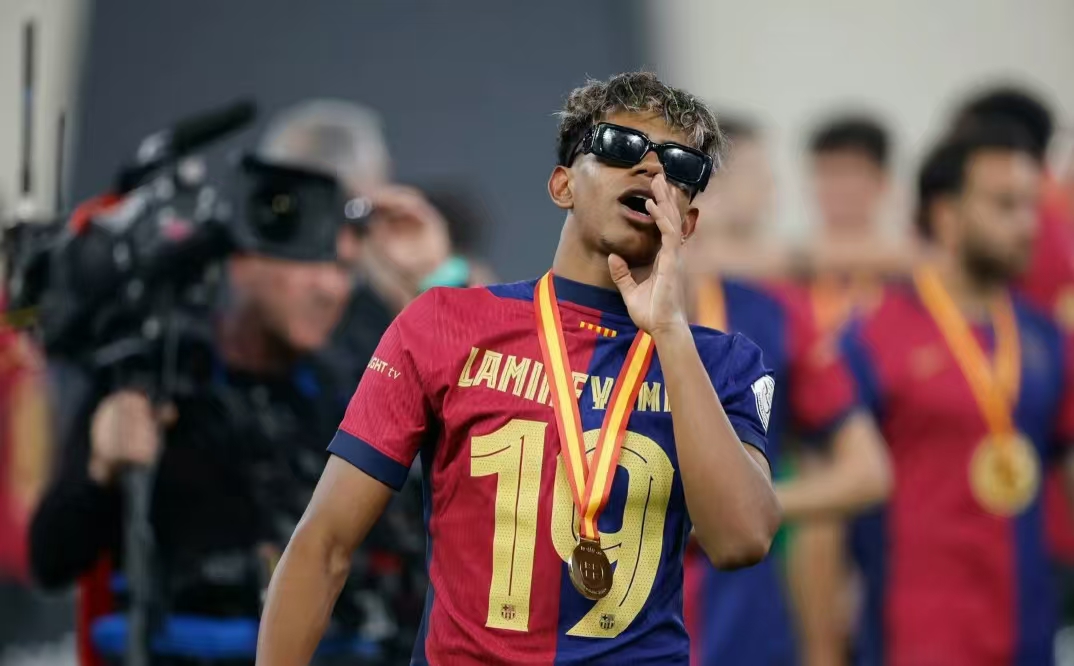 场上战术交锋！足球赛事精彩瞬间！