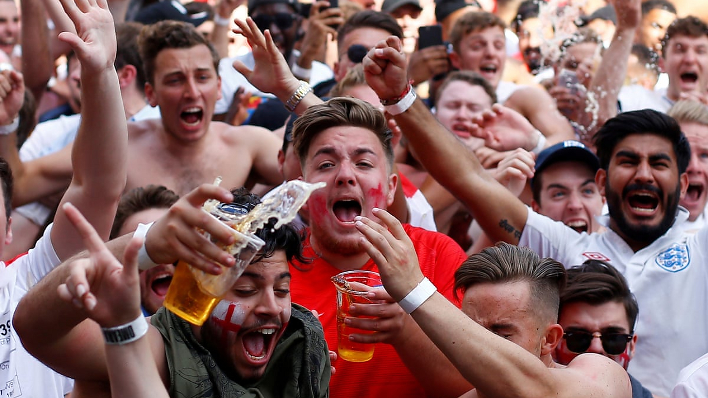 全球足球比赛掀起狂潮，球迷热情高涨的简单介绍