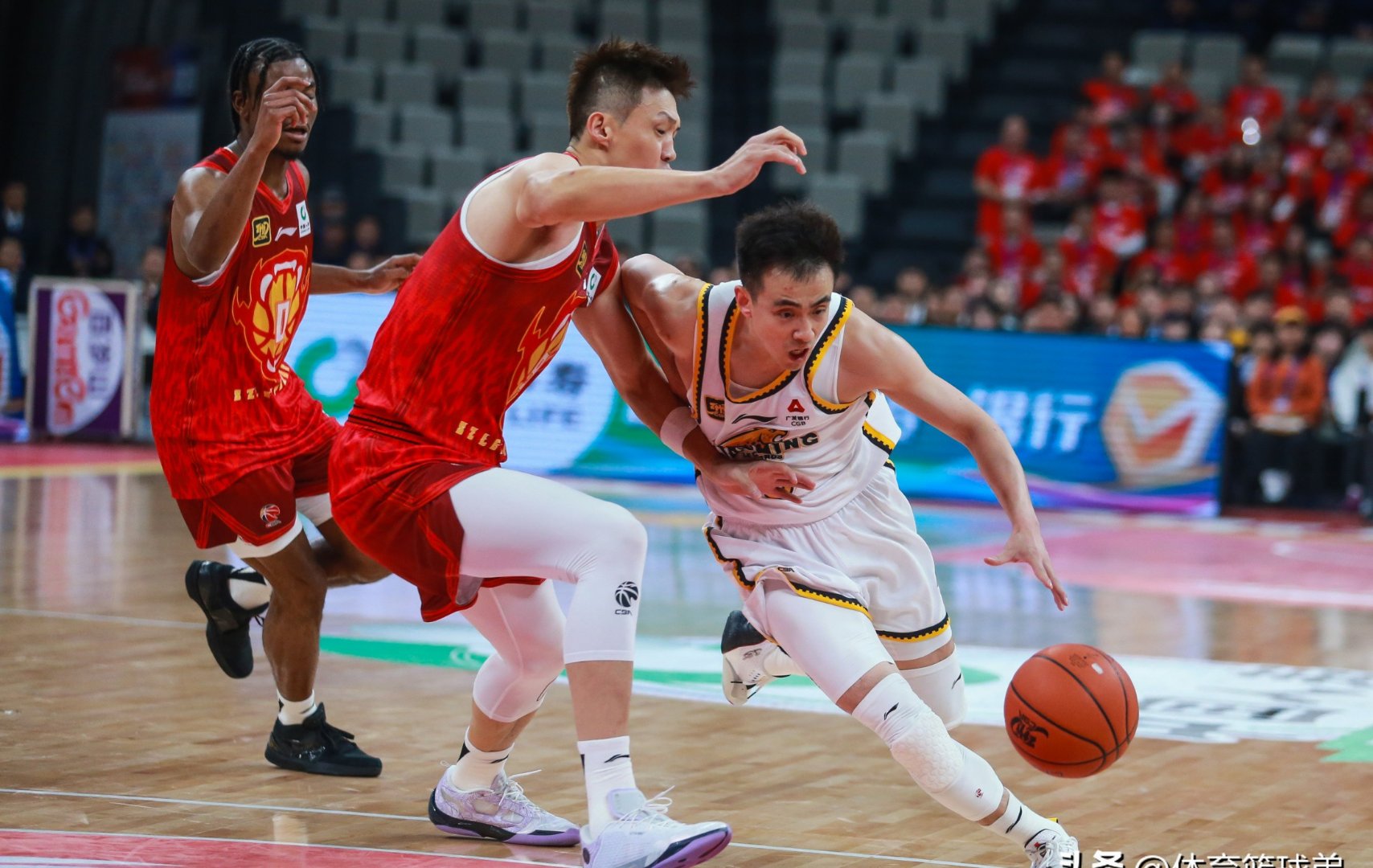 aoa体育活动-吉林队大胜四川队，球员表现稳定